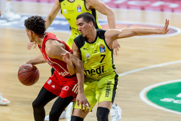 形成鲜明对 形成鲜明对